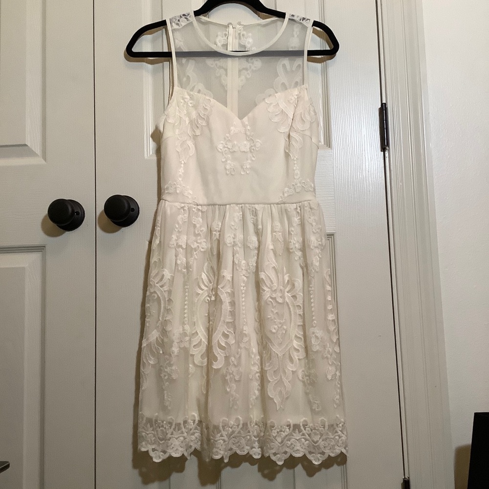 Dress with lace and inner lining